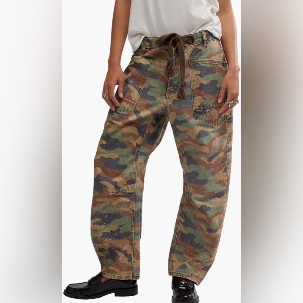 **NWT** We The Free Moxie Printed Low-Slung Barrel Jeans Camo Size 26